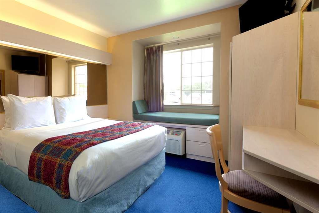 Quality & North I-30 Hotel